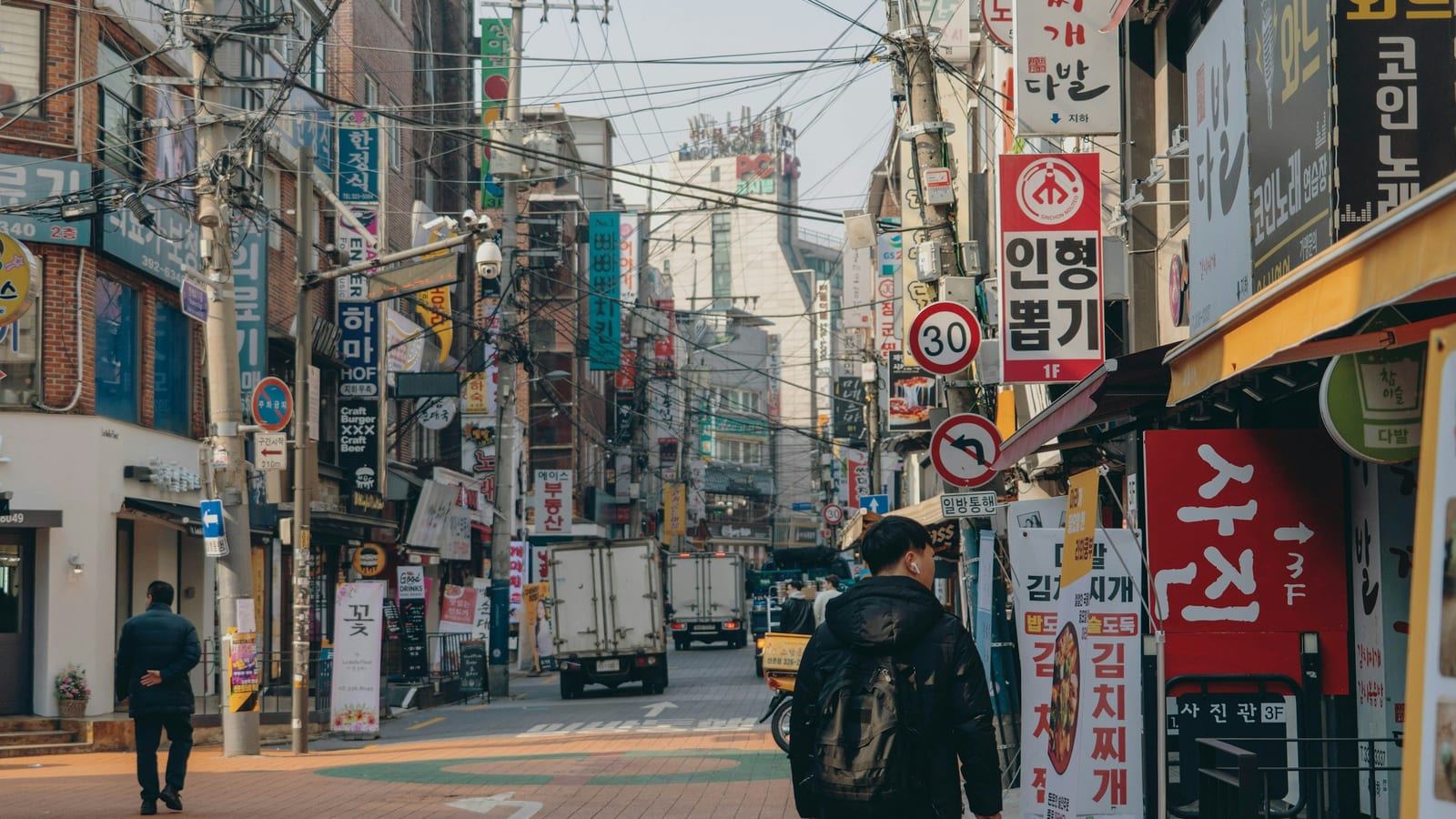 서울 성수 상권과 리테일 소비 흐름 분석을 떠올리게 하는 거리 상점 이미지