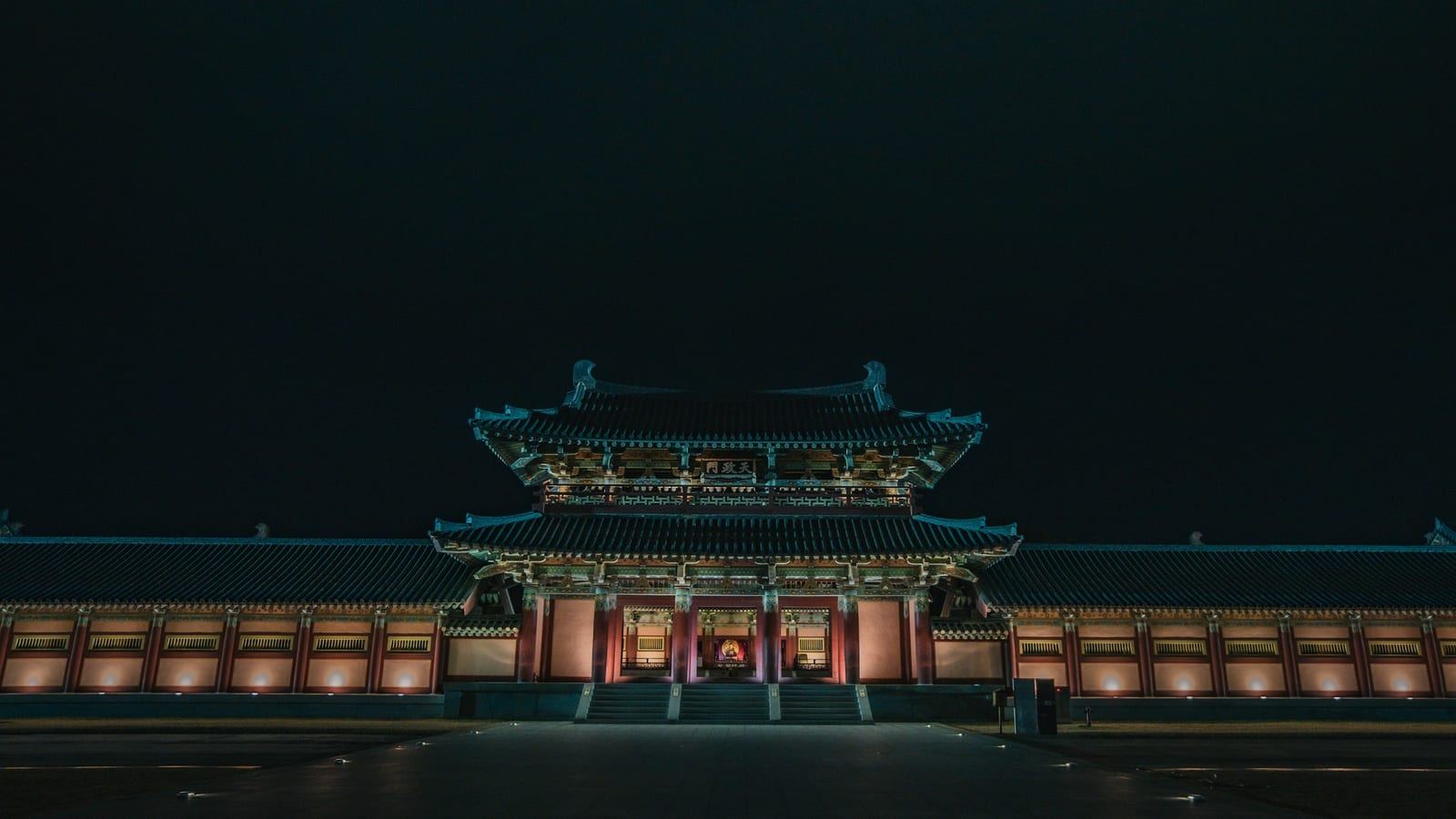 포항 흥해 국가유산 야행의 성곽길과 야간 전통문화 체험을 상징하는 풍경