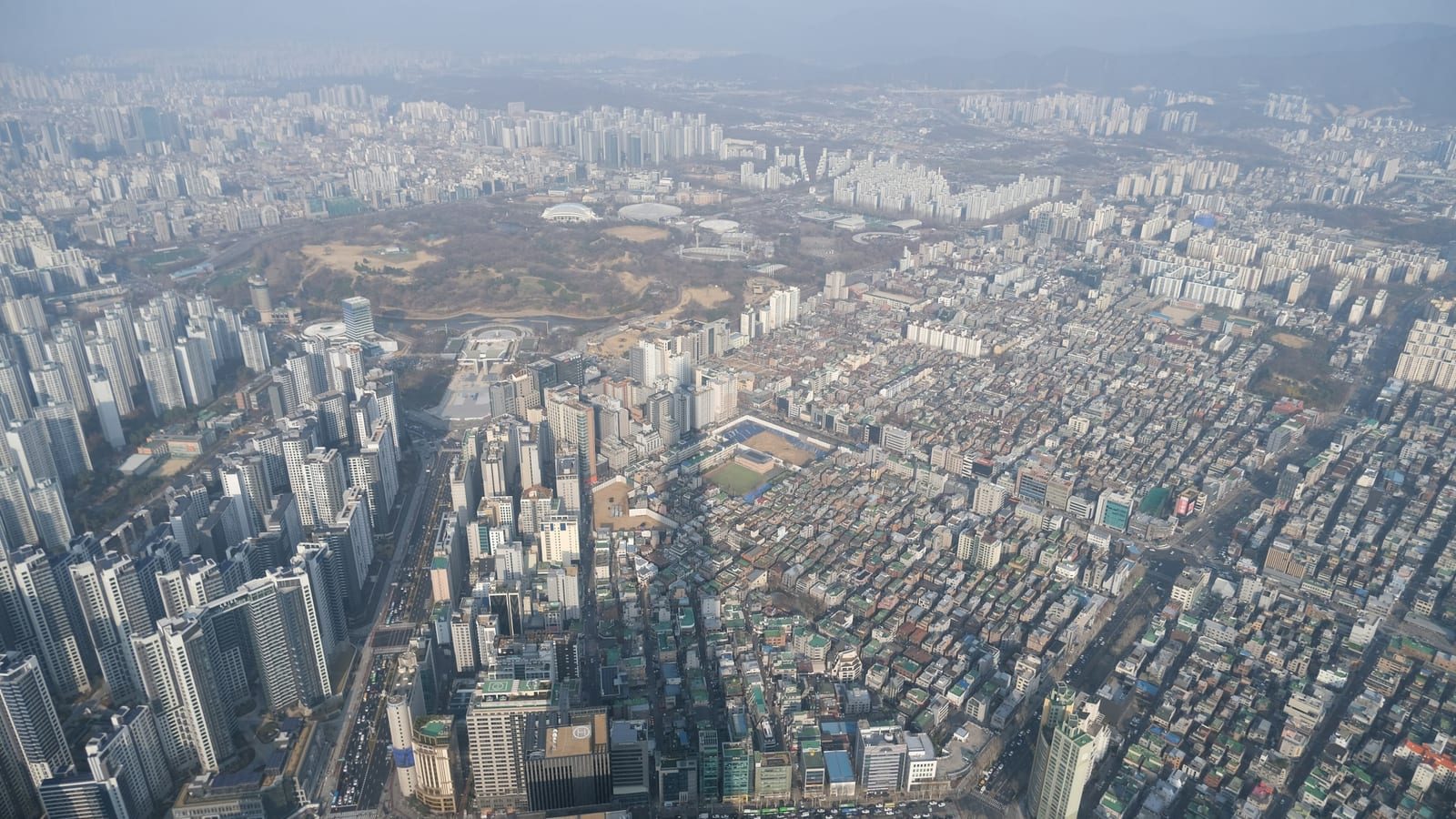한국 도심 아파트 단지 전경, 다주택자 양도소득세 중과 정책이 부동산 시장에 미치는 영향 관련 이미지