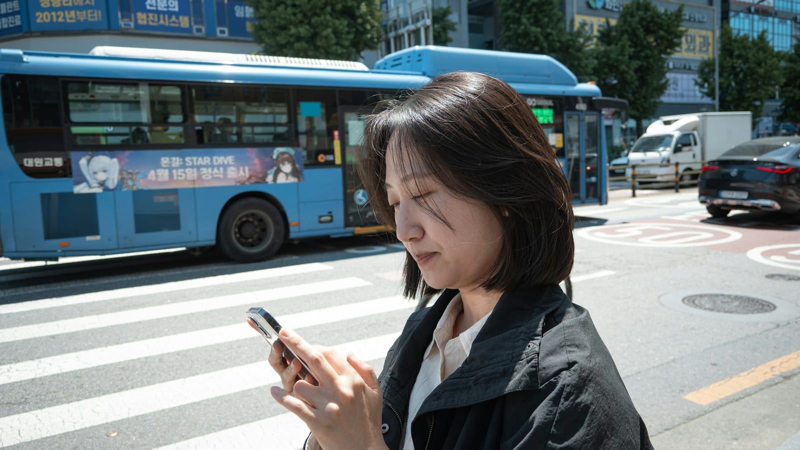 스마트폰으로 모바일 게임을 즐기는 한국 게이머, 서브컬처와 캐주얼 게임이 공존하는 2026년 한국 모바일 게임 시장