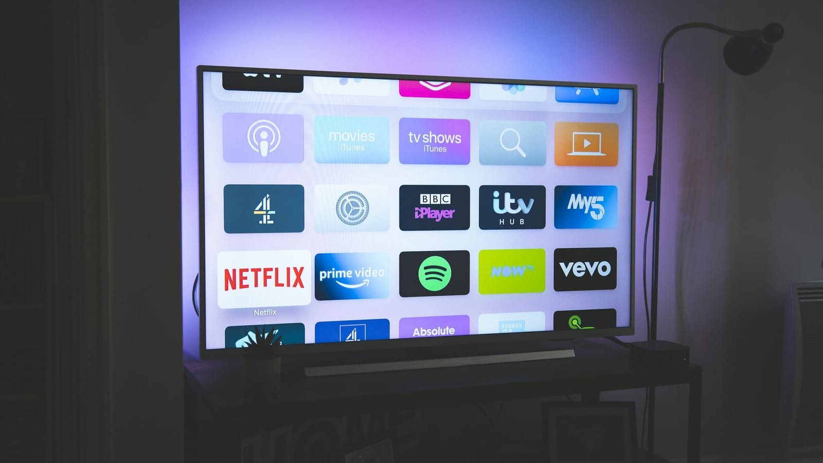 삼성전자와 LG전자의 2026년형 AI 스마트 TV 신제품들이 나란히 전시된 모습, 대형 OLED 및 QLED 화면에 AI 기능 인터페이스가 표시되고 있다