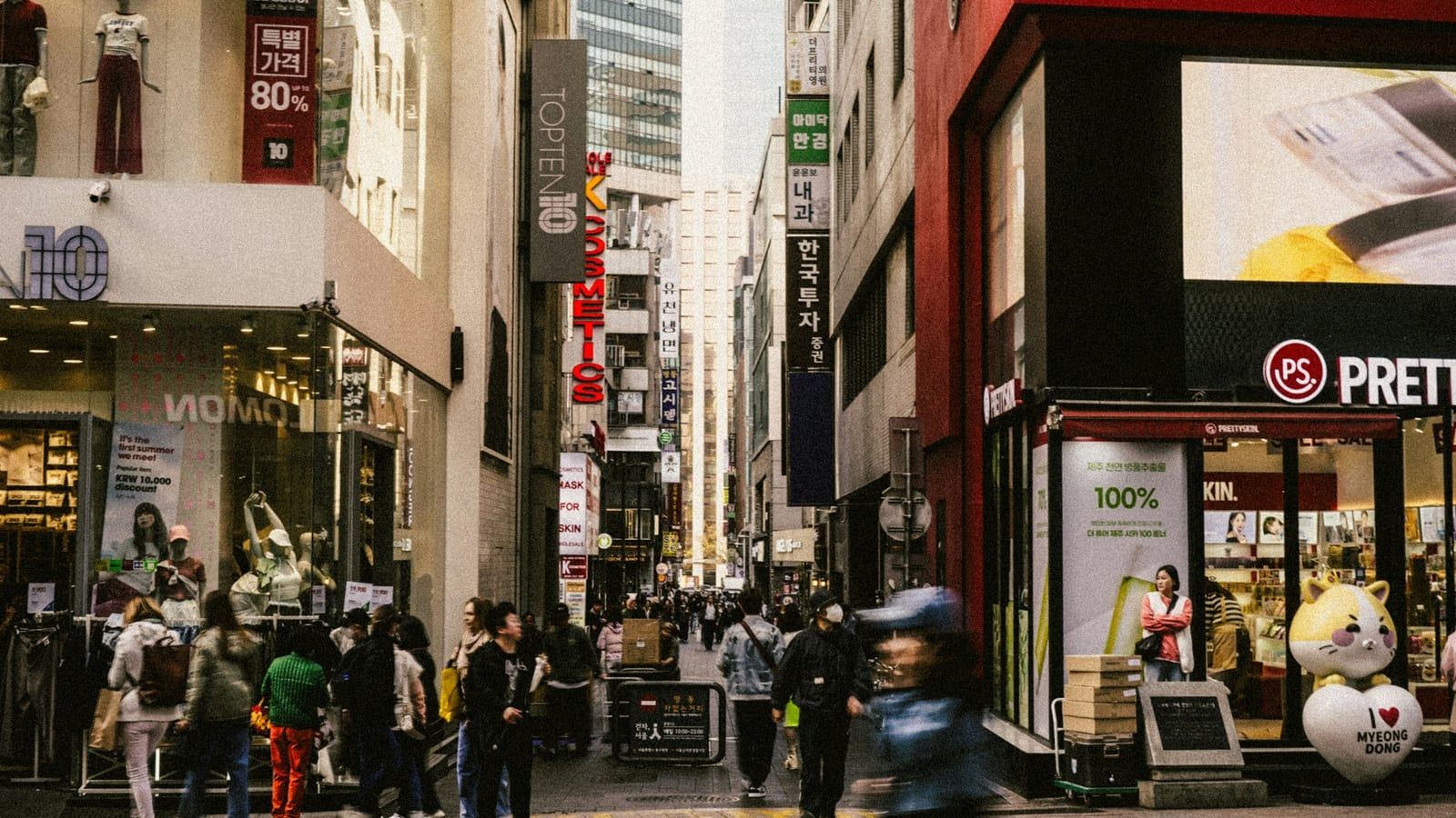 K뷰티 브랜드의 해외 유통 확대와 화장품 체험 행사를 떠올리게 하는 매장 이미지