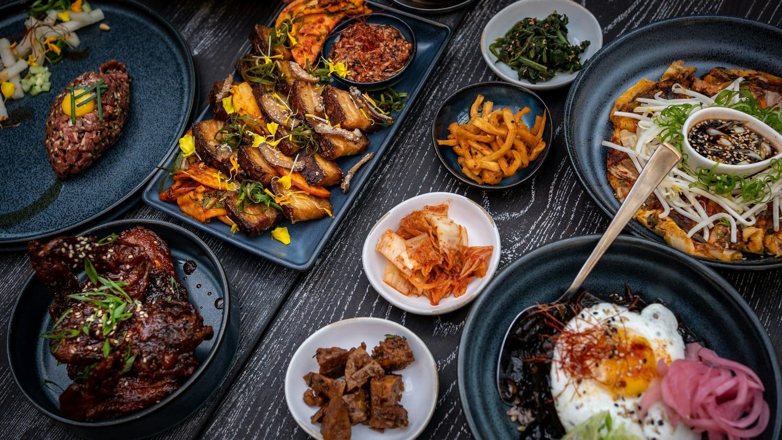 LA K-엑스포에서 한국 음식과 라이프스타일 체험이 확산되는 모습을 상징하는 이미지