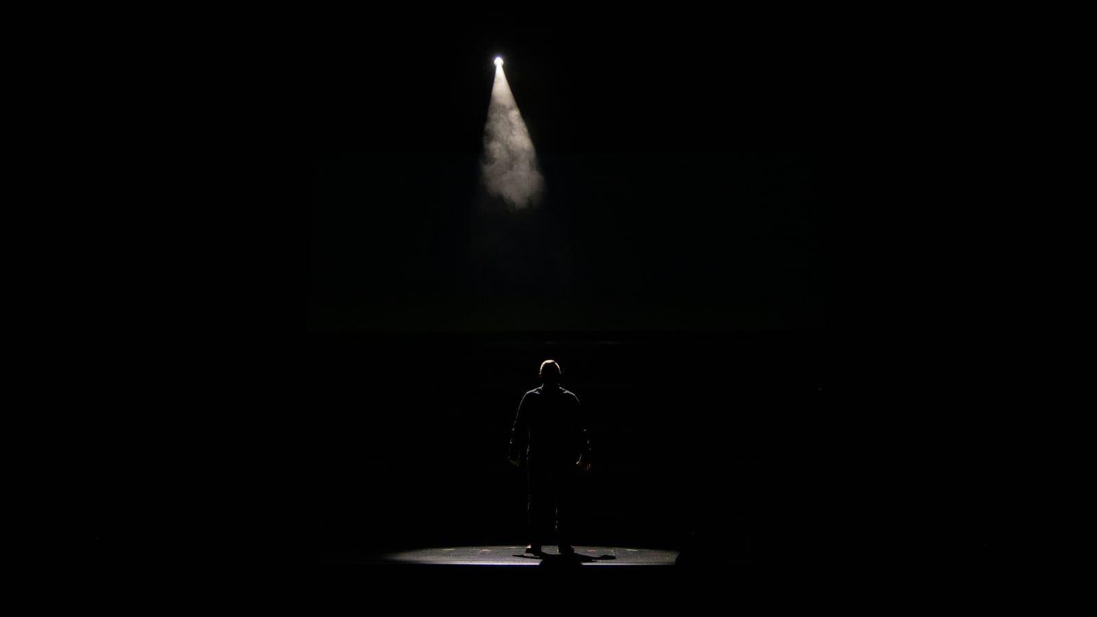 K팝 솔로 가수 무대 퍼포먼스, 스포트라이트 아래 열정적인 콘서트 공연 모습