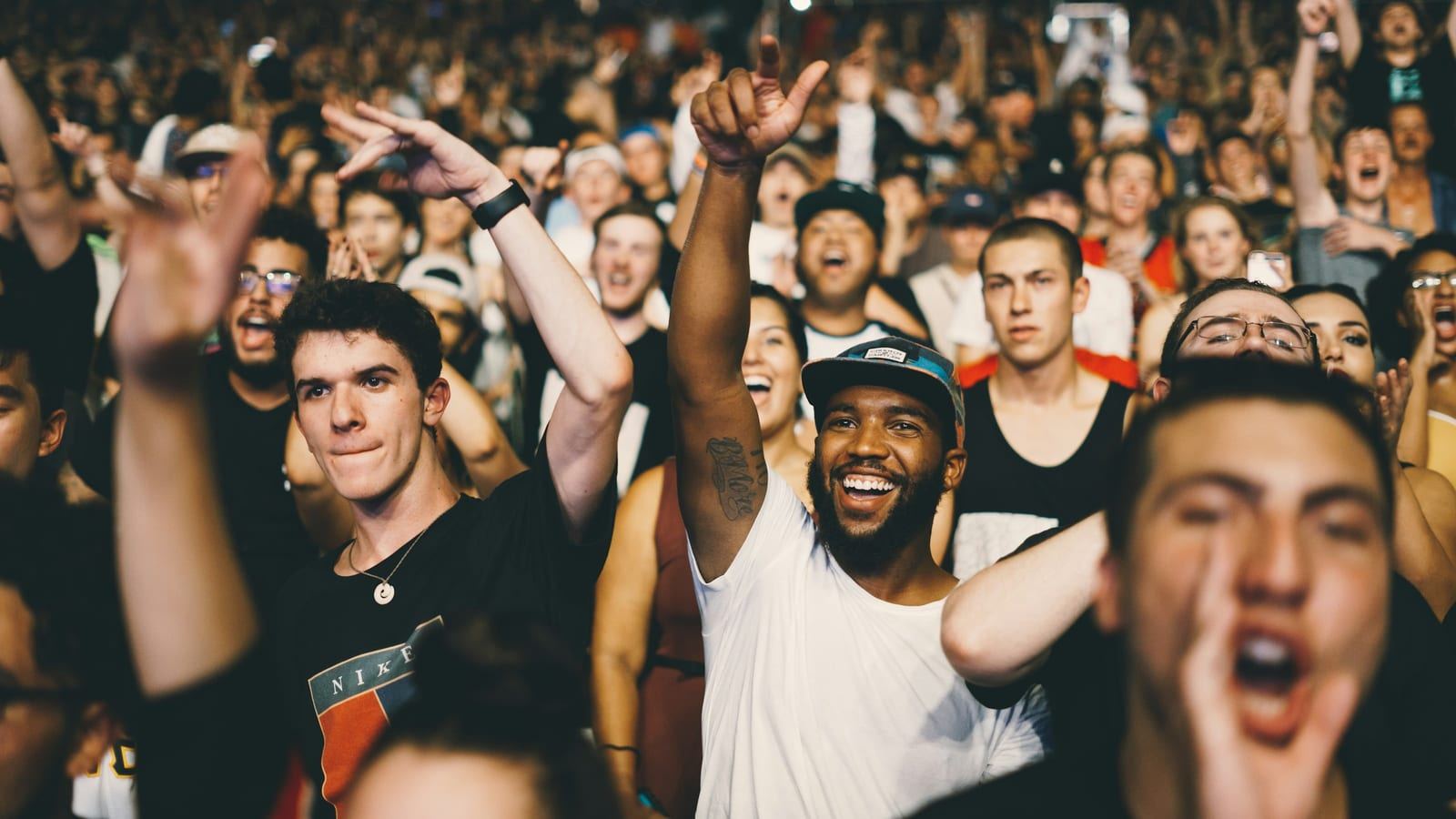 KCON LA 2026의 K팝 공연과 글로벌 팬 축제를 연상시키는 콘서트 장면