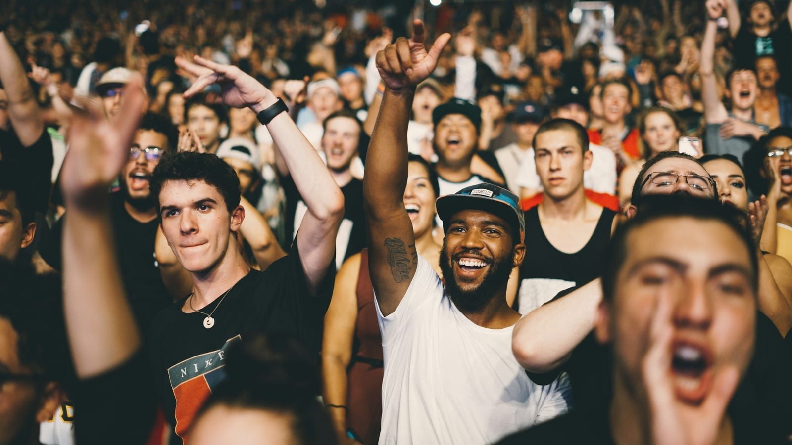 KCON LA 2026의 K팝 공연과 글로벌 팬 축제를 연상시키는 콘서트 장면