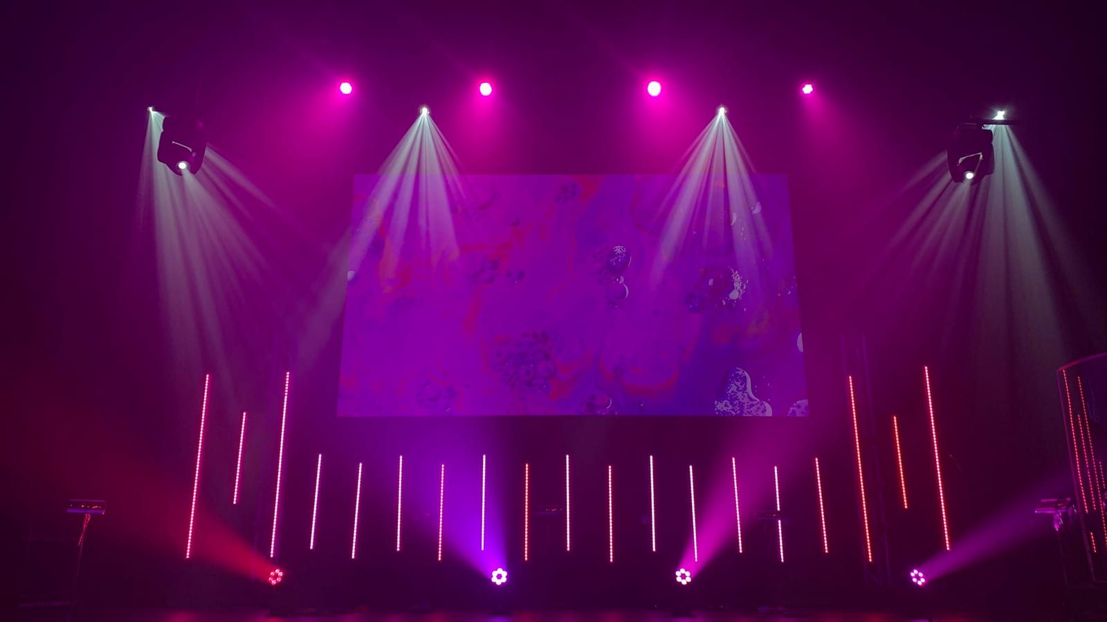 6월 K팝 컴백 경쟁과 여름 공연 시즌을 상징하는 콘서트 무대 조명 이미지