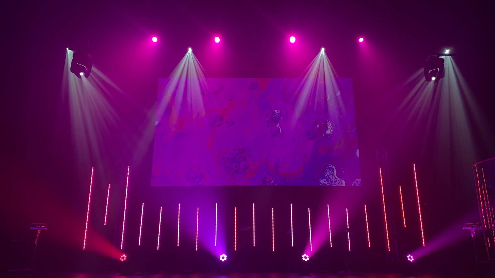 6월 K팝 컴백 경쟁과 여름 공연 시즌을 상징하는 콘서트 무대 조명 이미지