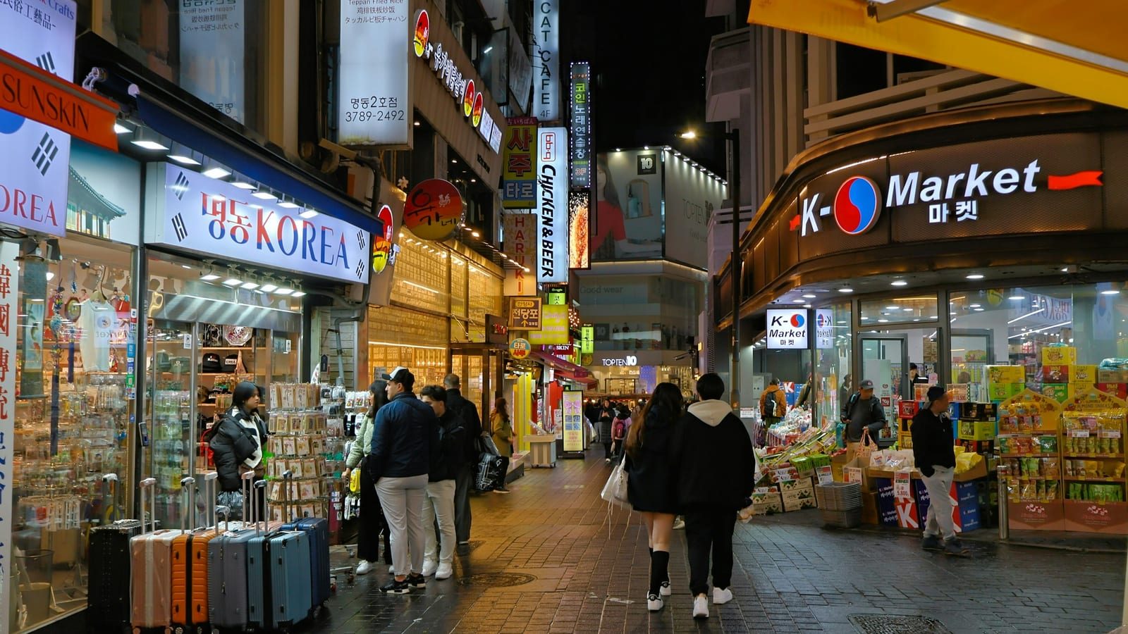 한국을 방문한 외국인 관광객들이 쇼핑과 관광을 즐기는 모습, 2026년 4월 방한 외국인 소비 역대 최고 기록